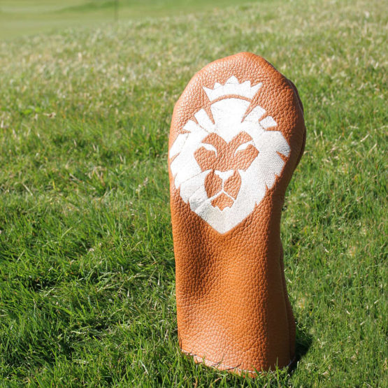 Headcover Holz Löwe Braun auf Fairway